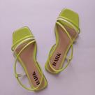 Rasteirinha flat na cor fresh (verde neon). Rasteirinha flat na cor fresh (verde neon).