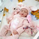 Reborn Baby Doll se gaba de um corpo realista de vinil completo de 17 polegadas