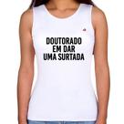 Regata Feminina Doutorado em dar uma surtada - Foca na Moda Regata Feminina Doutorado em dar uma surtada - Foca na Moda