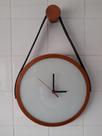 Relogio Adnet Cobre Alça Preta Fundo Branco 40 Cm Pino Pendurar