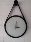 Relogio Adnet Preto Alça Preta Fundo Branco 30 Cm Pino Pendurar