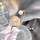 Relógio Bracelete Feminino Luxo Arco Com Pérola Analógico