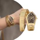 Relógio Feminino Dourado com Caixa e Pulseira de Aço Inoxidável e Aplicação de Cristais Estilo Serpente Luxo Elegante Fashion Euro Relógio Feminino Dourado com Caixa e Pulseira de Aço Inoxidável e Aplicação de Cristais Estilo Serpente Luxo Elegante Fashion Euro