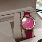 Relógio feminino elegante com movimento quartzo e pulseira em material sintético pink