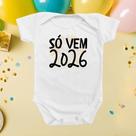 Roupinha Body de Bebê Frase Novo Ano Menina Menino Só Vem 2026 Reveillon Presente Temático Monibeni