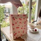 Sacola Cor Rosa Em Estilo Cerejas Com Coração Com Alto Relevo Para Presente Papel Kraft Tamanho M Embalagem Decorada Bolsa Ecológica Alça Torcida Sacola Cor Rosa Em Estilo Cerejas Com Coração Com Alto Relevo Para Presente Papel Kraft Tamanho M Embalagem Decorada Bolsa Ecológica Alça Torcida