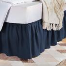 Saia de cama Amazon Basics, leve com babados Queen, azul marinho Saia de cama Amazon Basics, leve com babados Queen, azul marinho