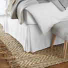 Saia de cama Amazon Basics leve plissada totalmente branca