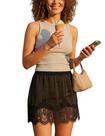 Saia Dorwon com acabamento em renda, mini slip A Line, silhueta feminina