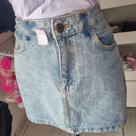 Saia jeans com taxinhas de brilho