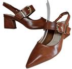 Sandália bebece t3838 563 conforto em slingback salto médio napa caramelo com fivela dourado