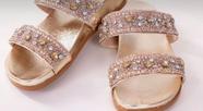Sandália feminina estilo Papete dourada com strass e pedrarias