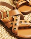 Sandália Moleca Feminina Flat Off White e Camel com Tiras Cruzadas e Fivela Dourada