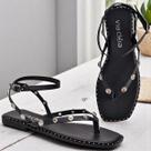 Sandália Rasteira Feminina De Couro Com Fechamento Tornozelo e Detalhes De Spikes Estilo Blogueiras