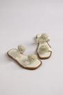 Sandália Rasteira Littz Com Pompons Confortável E Estiloso Off White Sandália Rasteira Littz Com Pompons Confortável E Estiloso Off White
