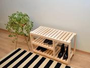 Sapateira com Banco Alpínia - Madeira Natural Organize com estilo, sente-se com conforto!