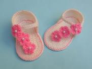 sapatinho em croche florido