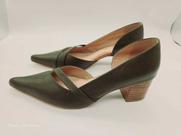 Scarpin ajuste fino salto 7 cm, conforto ideal, cabra verde militar ref. 24903
