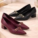 Scarpin Bebecê Salto Bloco Bico Fino com Detalhe Dourado
