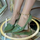 Scarpin em verniz com fivela