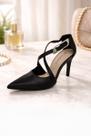Scarpin feminino salto alto fino com tiras cruzadas e fivela dourada Scarpin feminino salto alto fino com tiras cruzadas e fivela dourada