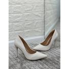 Scarpin Liani salto fino e bico fino na cor off white Scarpin Liani salto fino e bico fino na cor off white