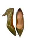 Scarpin salto baixo verniz verde militar