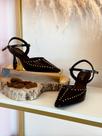 Scarpin slingback com aplicação