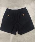 Short com detalhes em botões de madeira