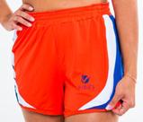 Short curto vermelho com listas laterais em branco e azul marinho