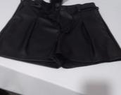Short em corvim com napa