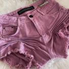Short Feminino Claro Cós Alto Sarja Lavanda Amassado Barra Desfiada Com Bigode Short Feminino Claro Cós Alto Sarja Lavanda Amassado Barra Desfiada Com Bigode