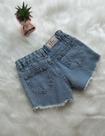 Short jeans infantil com regulador na cintura . Short jeans infantil com regulador na cintura .
