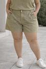 Short plus size com botão dourado