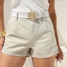 Shorts Jeans Color Bolso Faca e Cinto Removível Feminina Revanche Haría Shorts Jeans Color Bolso Faca e Cinto Removível Feminina Revanche Haría
