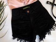 Shorts Jeans Hot Pants Preto Desfiado Estilo Destroyed Feminino c/ Rasgo na Coxa e Desfiado Slim e Plus Size Feminino Shorts Jeans Hot Pants Preto Desfiado Estilo Destroyed Feminino c/ Rasgo na Coxa e Desfiado Slim e Plus Size Feminino