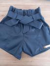 Shorts material sintético menina