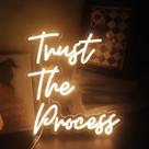 Sinal de néon LED QiaoFei Trust The Process, alimentado por USB