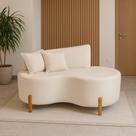 Sofá Orgânico 2 Lugares Curvo 150cm com Almofadas Pés de Madeira Tecido Bouclé