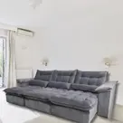 Sofá Retrátil e Reclinável Articulado com 2,20m de Largura e Abertura Grande em Tecido Veludo Premium com Pillow nos Braços e Assentos