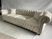 Sofá victtorio 2.60m com 4 assentos suede nude / sofá - salão - tv - chesterfield