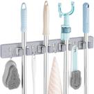 Soporte de Pared para Escobas y Mopas OUTNILI 41 cm 4 Ranuras 4 Ganchos Soporte de Pared para Escobas y Mopas OUTNILI 41 cm 4 Ranuras 4 Ganchos