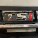 Suporte com Emblema TSi Para Grade Frontal do Polo e Virtus