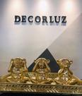 Suporte espelhado dourado com macacos. Não falo, não vejo e não ouço