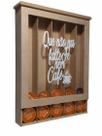 Suporte exclusivo para 35 cápsulas da Dolce Gusto em mdf - Que não nos falte fé nem café