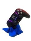 Suporte para Controle PS5 em Impressão 3D PLA Azul Exposição Lateral Suporte para Controle PS5 em Impressão 3D PLA Azul Exposição Lateral