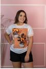 T-shirt branca sapato neon com punho néon