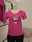 T-shirt decote v com aplicação em dtf ursinha chic style