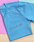 T SHIRT MALU GUIADA POR DEUS-BOLSINHO (AZUL BEBÊ) Tamanho GG