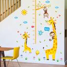 Tabela de altura de girafa de desenho animado com adesivos de parede com macacos e pássaros